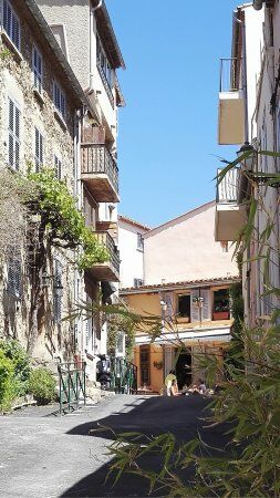 Le Petit Pointu Bar Restaurant